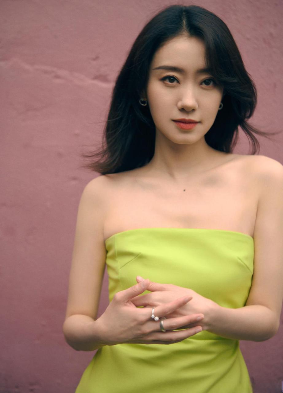 心随星动# 张小斐穿牛油果绿抹胸裙,秀出修长苗条好身材!