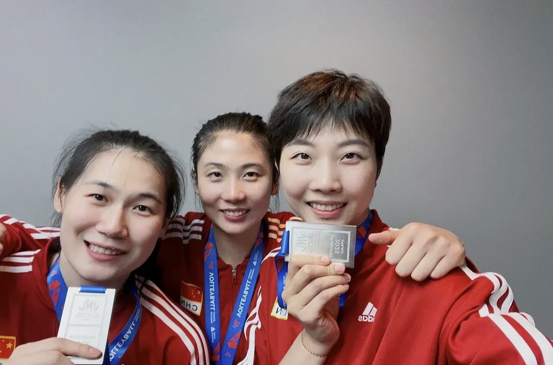 昨天,中国女排队员高意在社交媒体上发文:换牌成功(从铜牌到银牌)是 