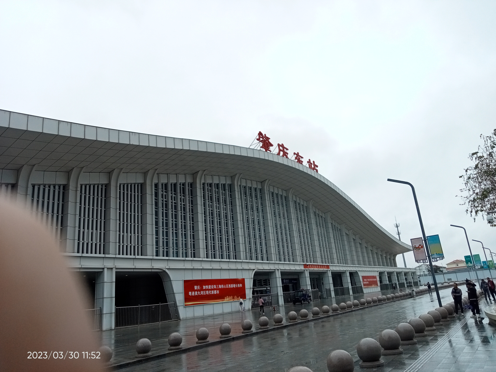 20230330周四下午广东省肇庆东高铁站,超前规划建设,配套公交站和城际