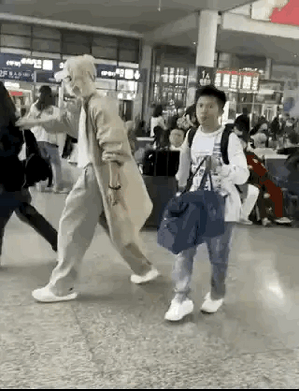 网评打手机四剑客: 杨幂,尹正,张杰谢娜的助理,林俊杰经纪人