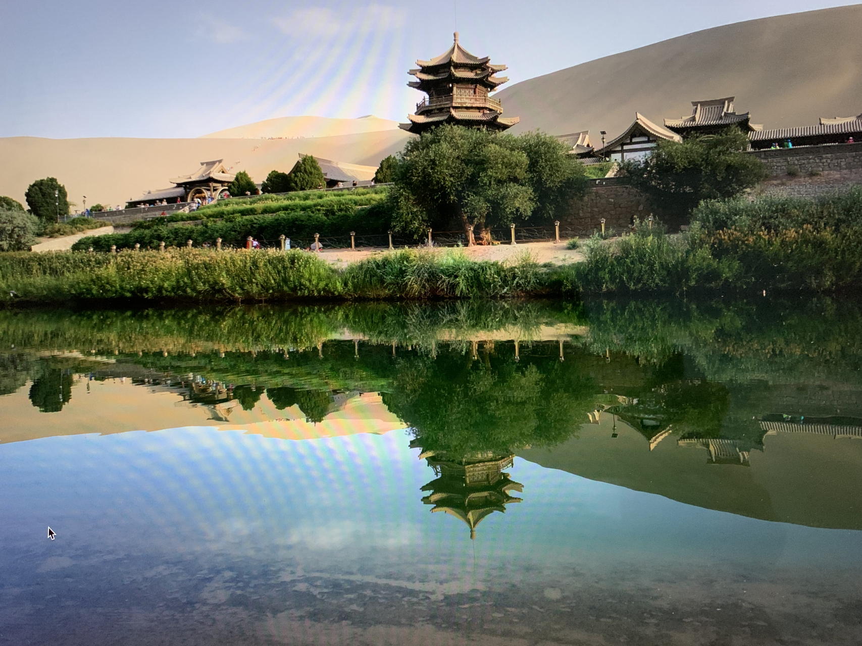 敦煌月牙泉是沙漠中的一泓清泉,它酷似一弯新月,静静的被鸣沙山拥抱着