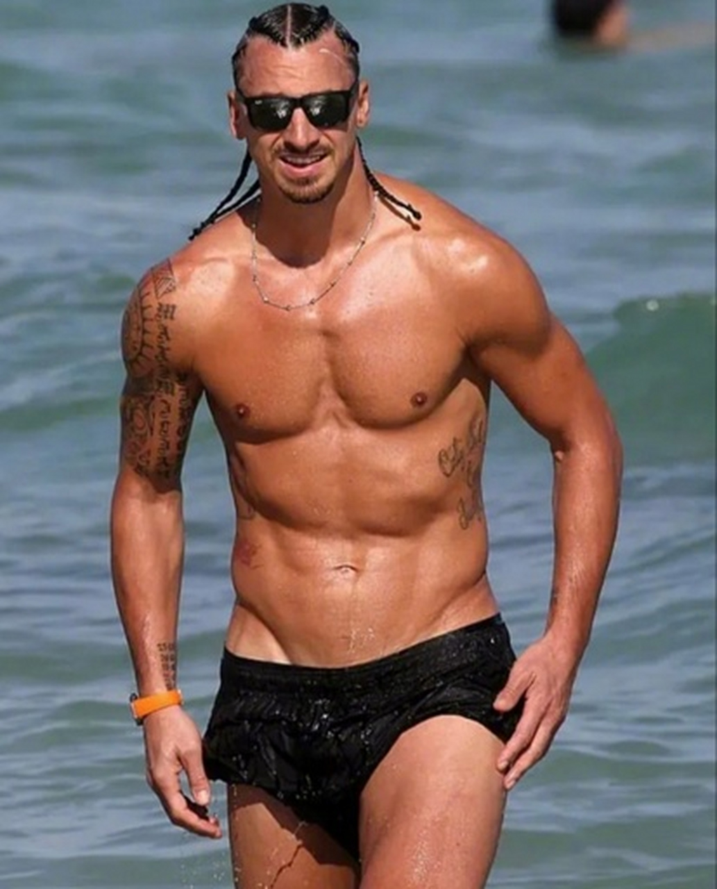 【41岁的瑞典球星伊布现身海滩,秀钢铁腹肌,与爱人感情甜蜜】 现年41