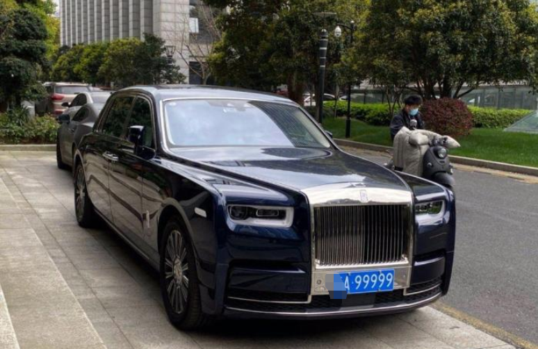 劳斯莱斯挂"99999"车牌,车主曾是修鞋匠,如今成集团老总