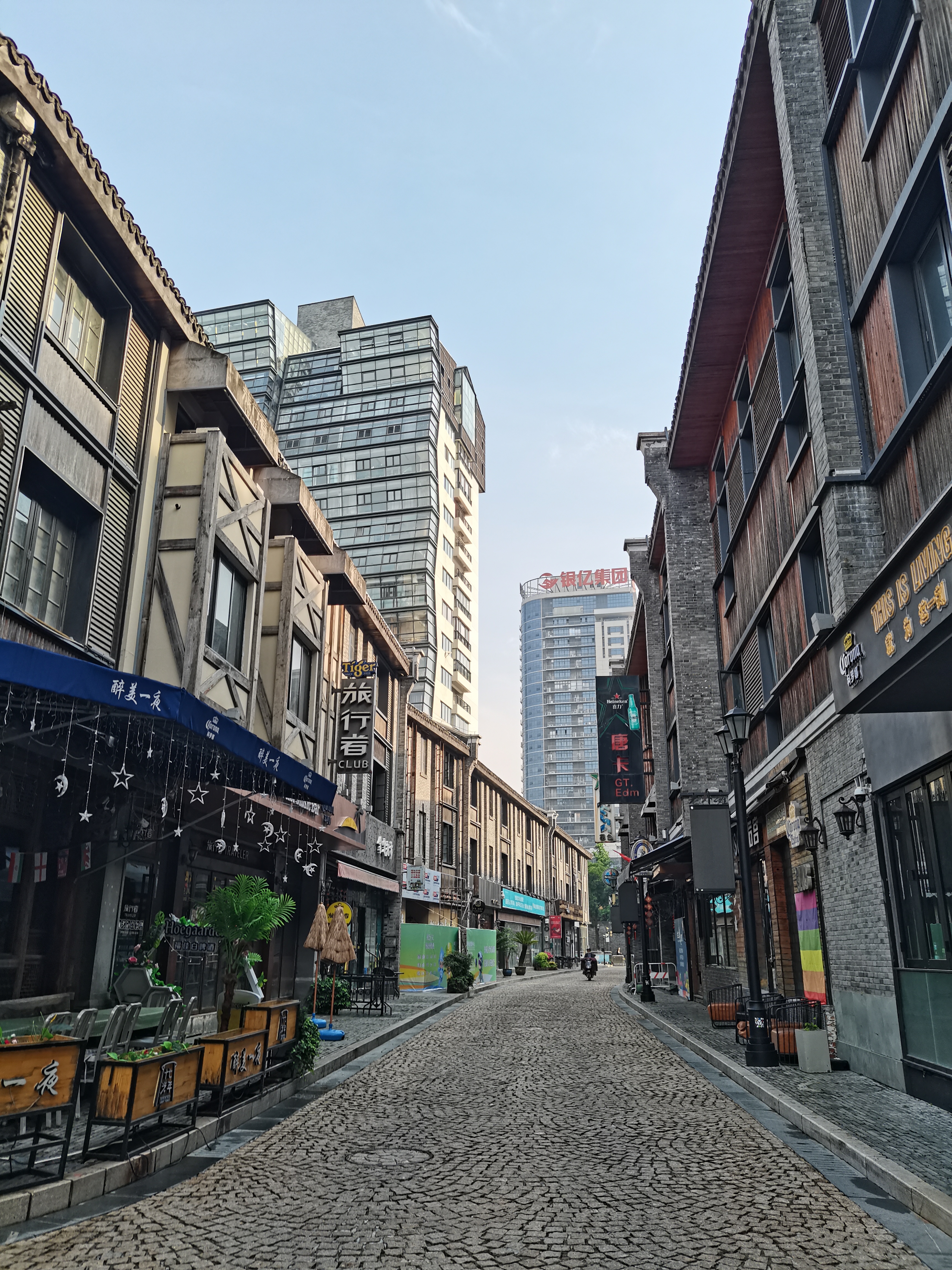 晨起的宁波老外滩已褪去夜色的繁忙工作人员正忙