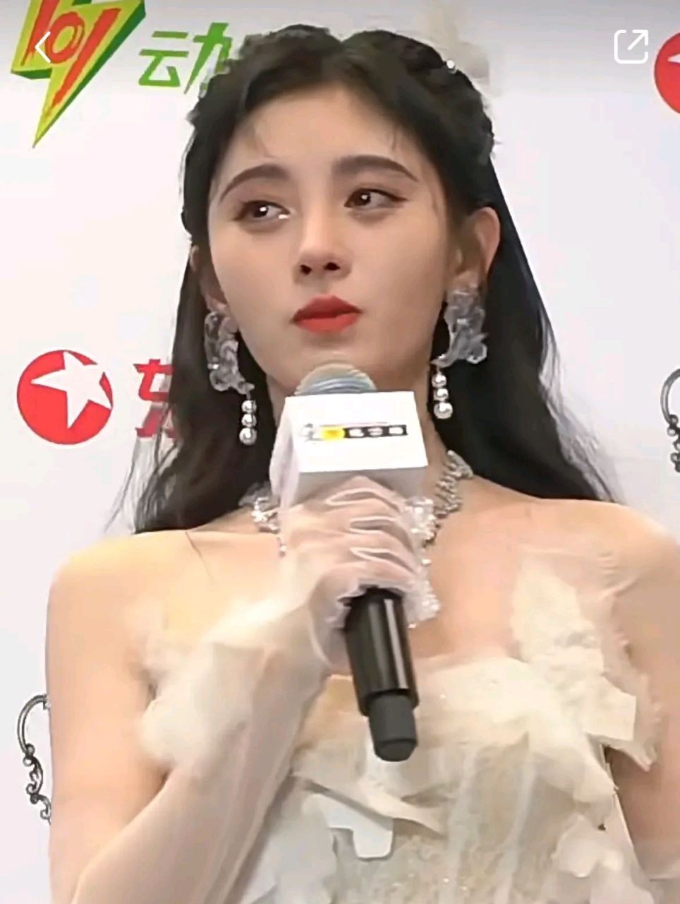 怼脸拍鞠婧祎:无美颜滤镜颜值依旧能扛,真不愧"四千年美女"  许久未见