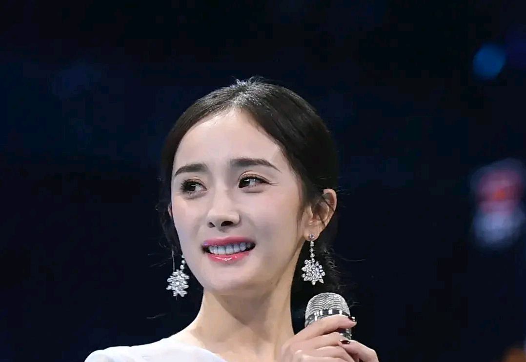 生图下的杨幂,靠一双眼睛拯救了全脸的美好