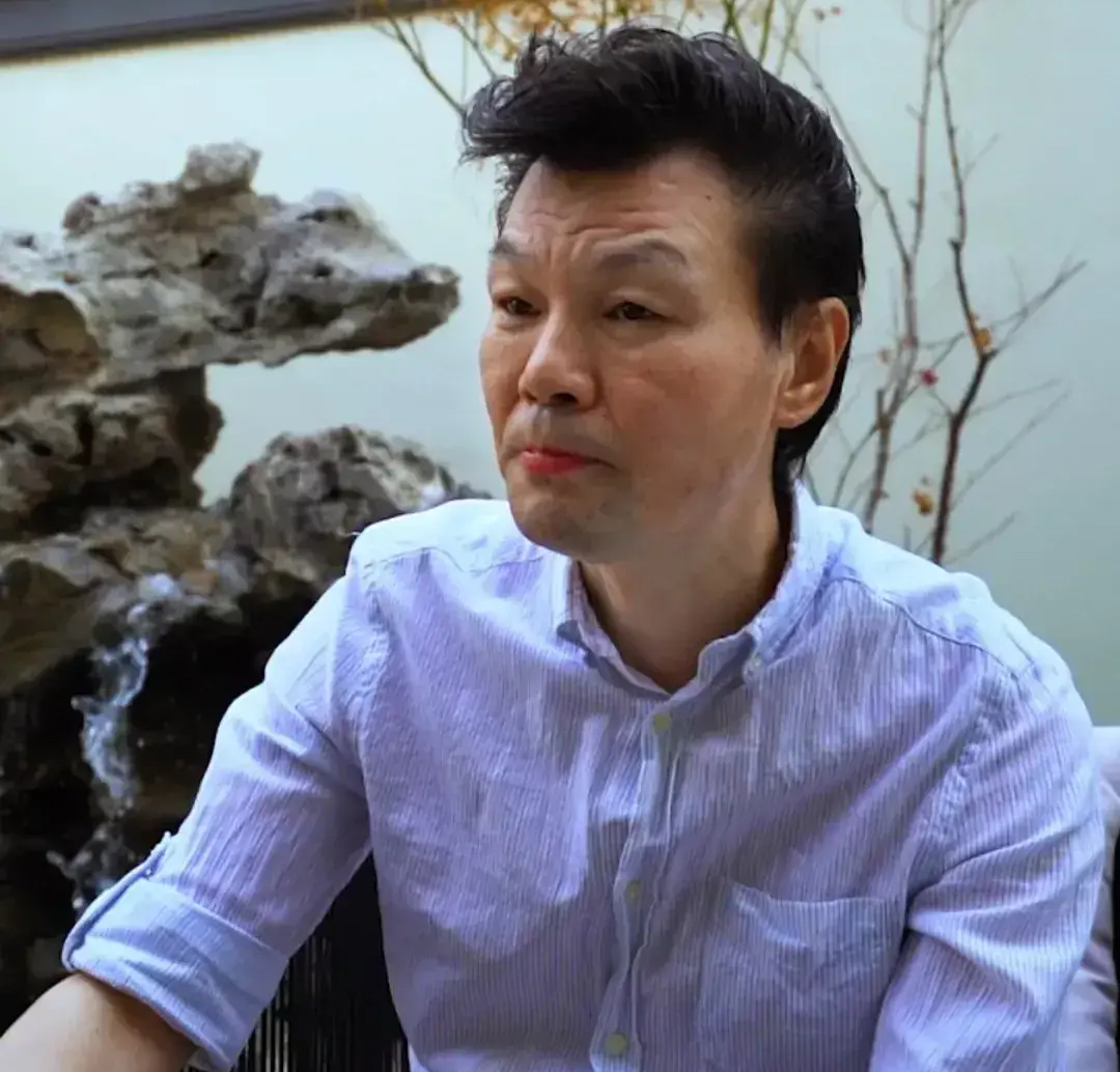 安徽卫视主持人李彬消失多年,最近突然现身了,正式宣布回归