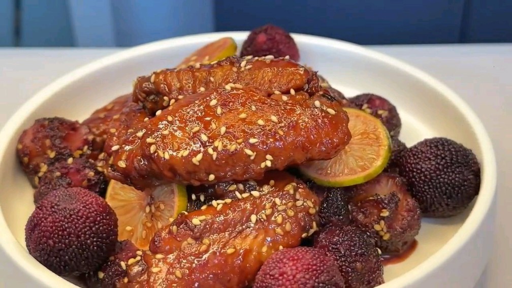 当美味多肉的鸡中翅遇上可口的杨梅时,一款诱人的美食就此诞生