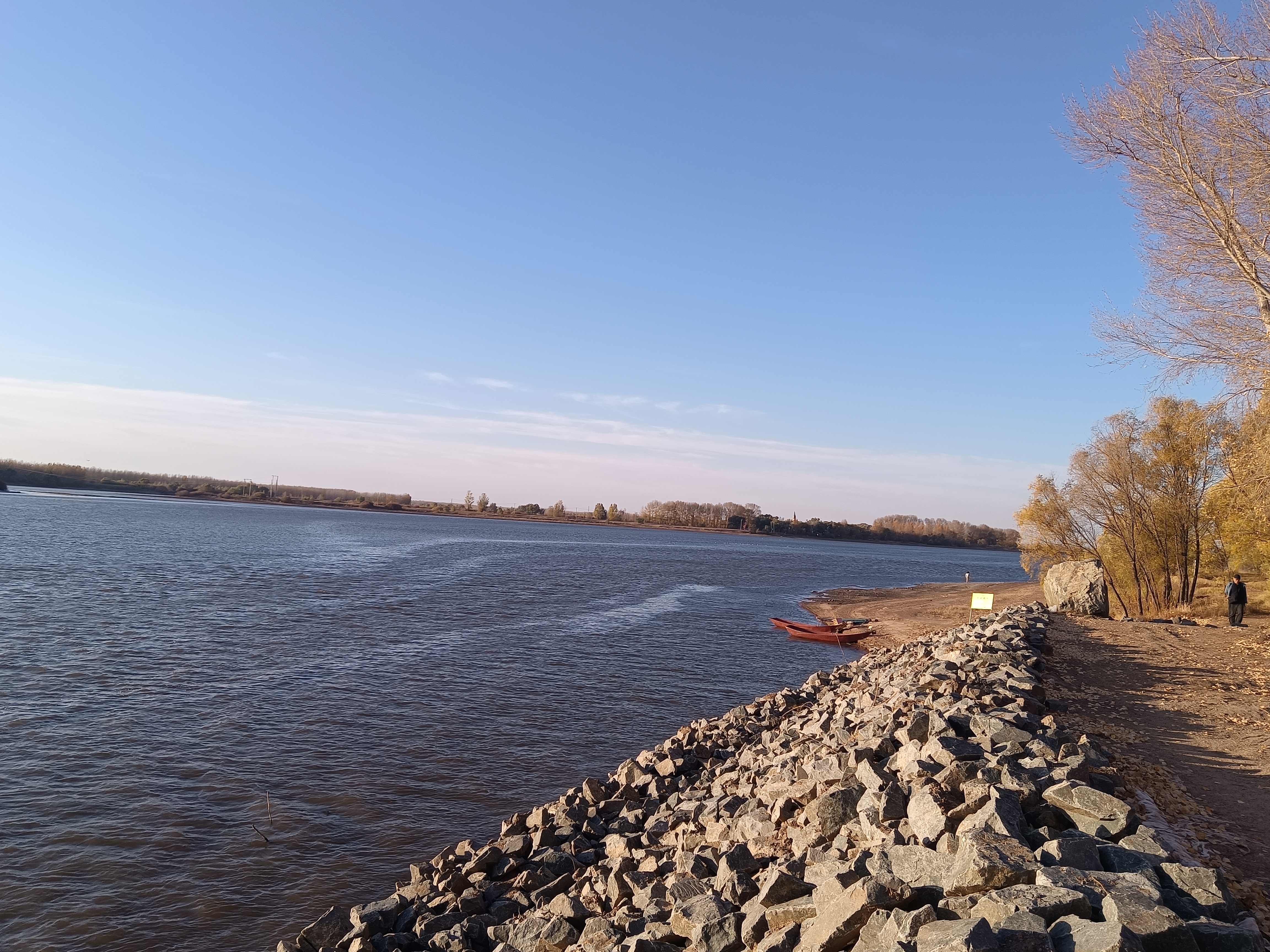 带着媳妇和姑娘在到嫩江边游玩,秋意正浓,太阳还高挂天空,到处都是