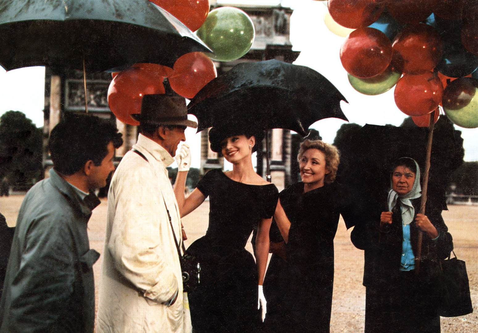 《甜姐儿》14套服饰欣赏:土妞变超模,看奥黛丽·赫本惊艳换装