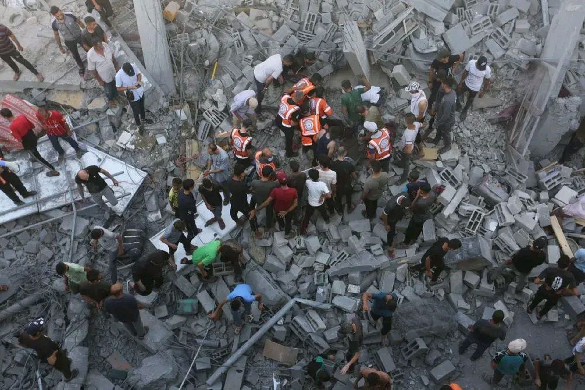 10月26日,美国又出动两架战斗机直接轰炸了叙利亚南部的城市,造成大量