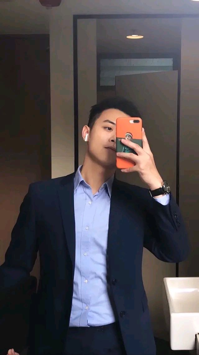 霸道总裁帅哥都喜欢照镜子自拍