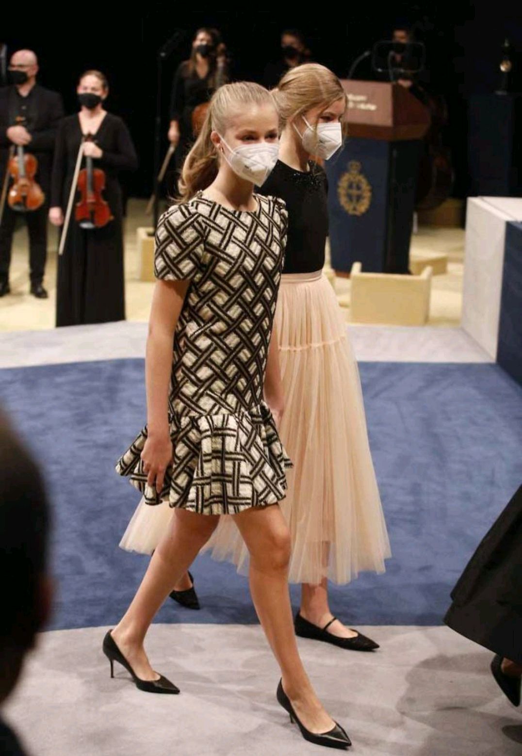 西班牙齐聚颁奖礼,诺拉穿短裙大秀细长腿,不跟脚高跟鞋成亮点