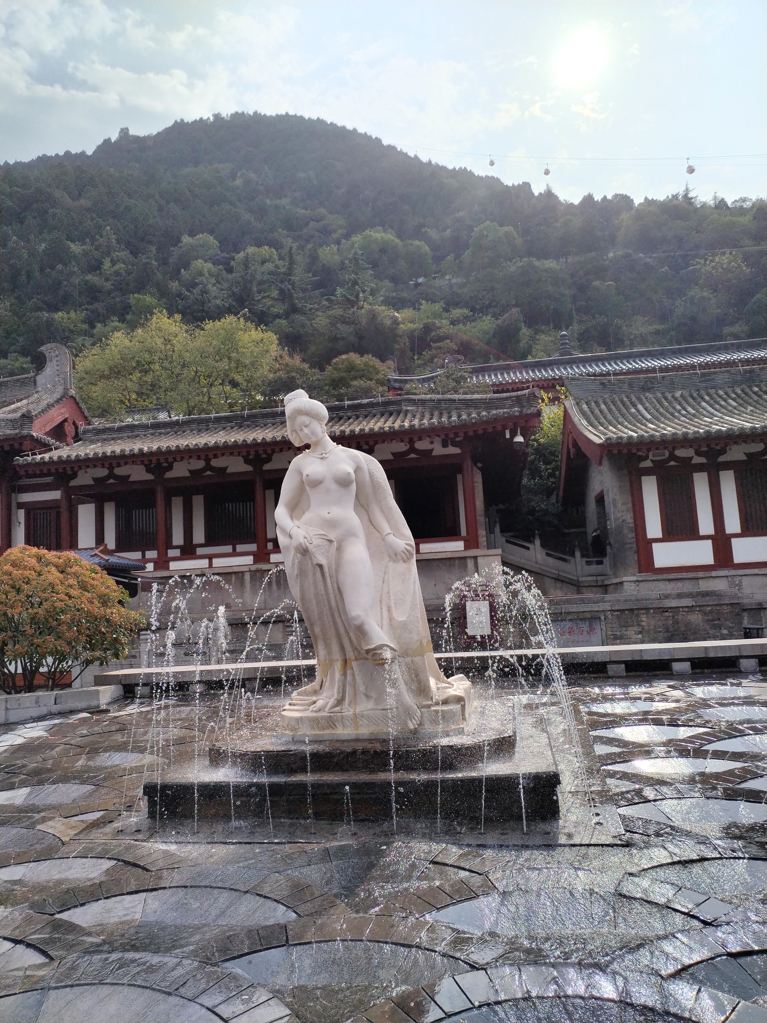 华清宫,也称"华清池",中国唐文化旅游标志性景区,位于陕西西安临潼区