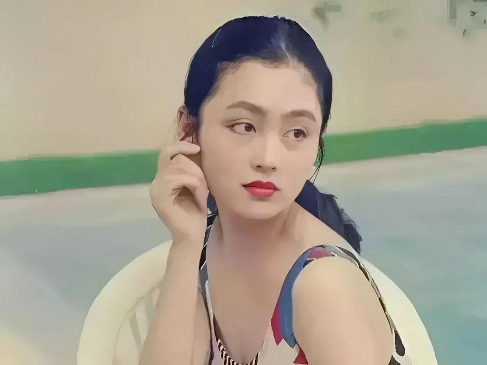 陈红泳池边旧照,一颦一笑都是风情,一静一动都是韵味