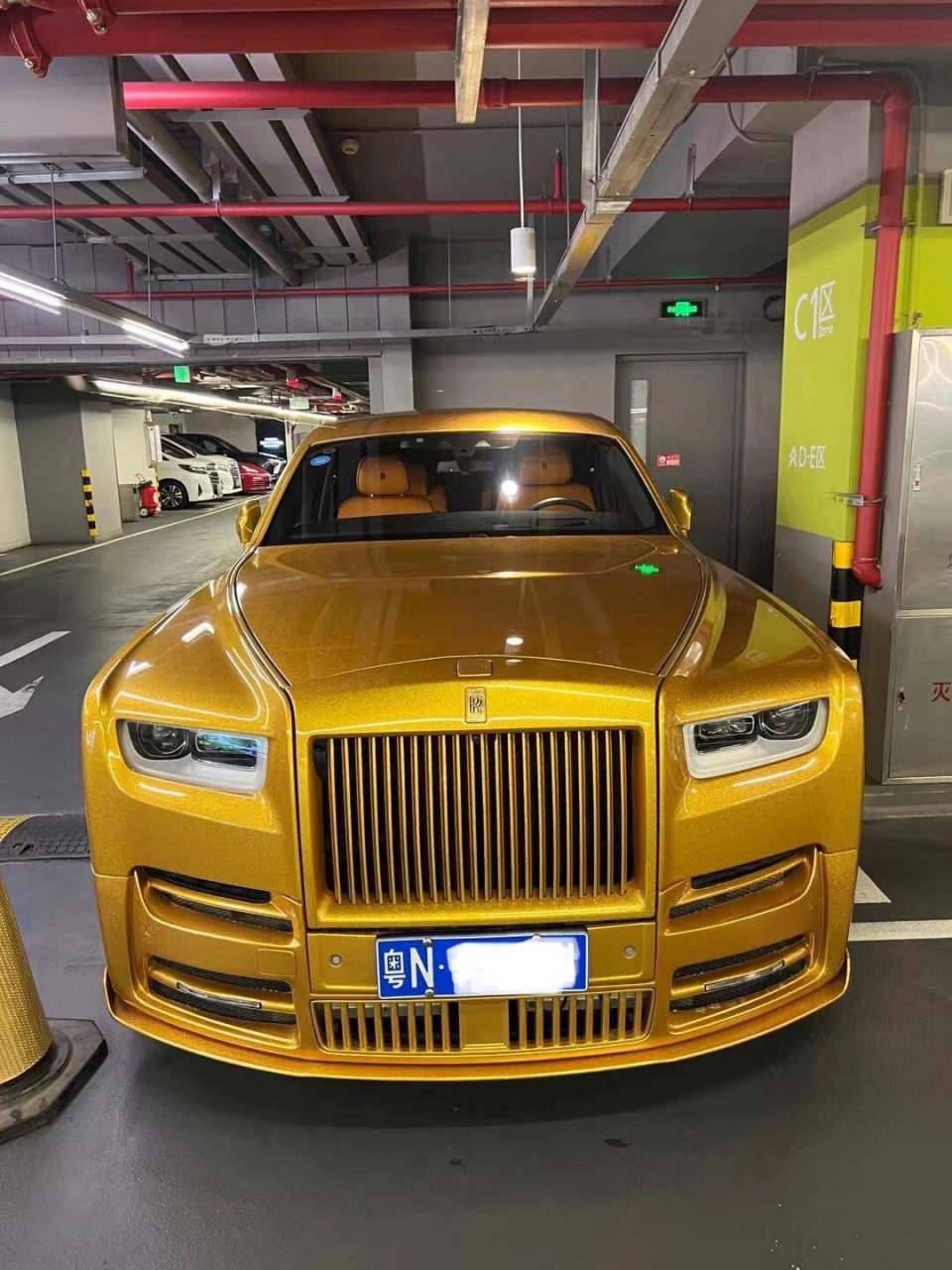 偶遇黄金版劳斯莱斯幻影,全车身镀金,这回头率百分百爆表!