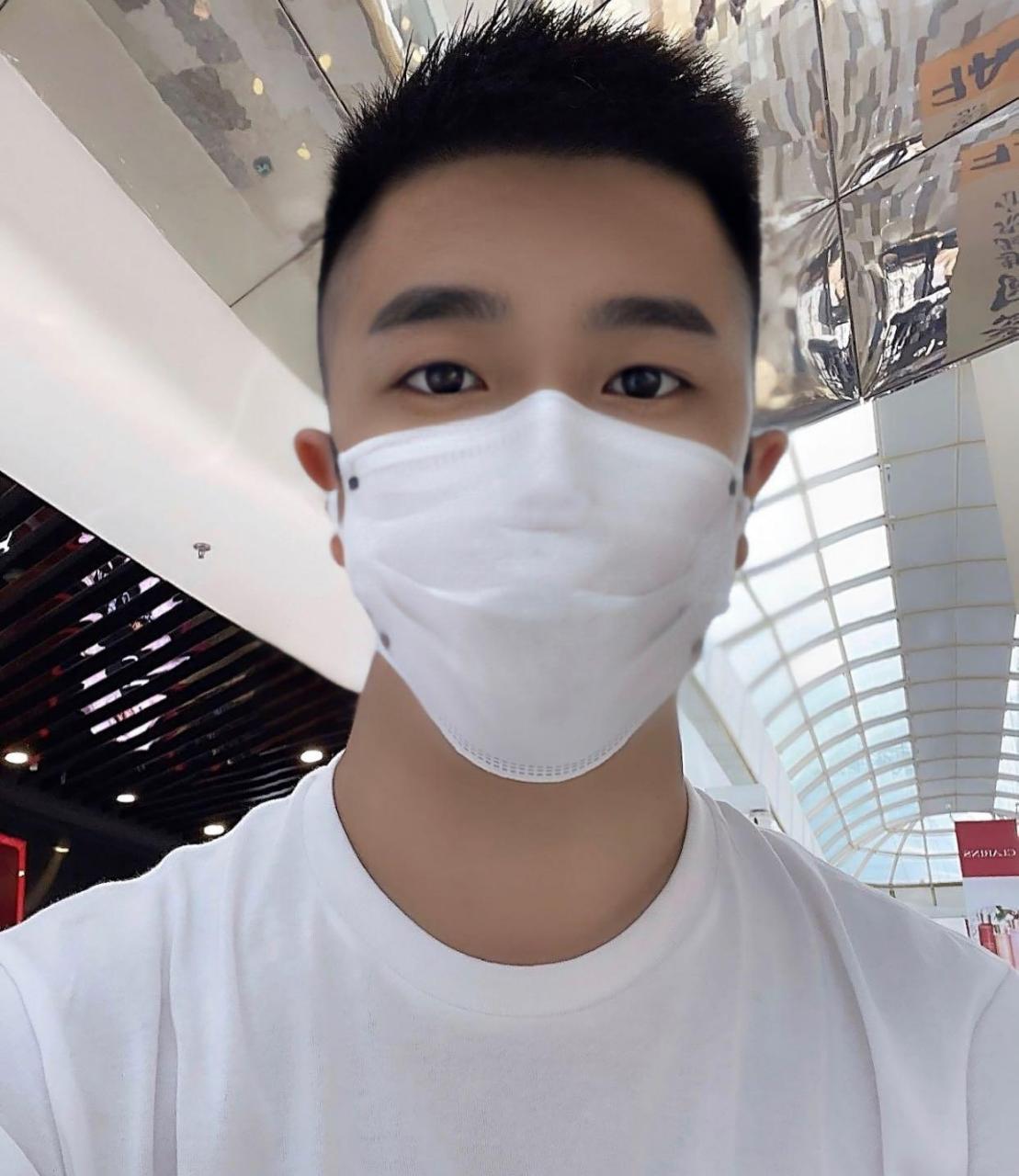 浓眉寸头小帅哥带着白口罩非常亮眼