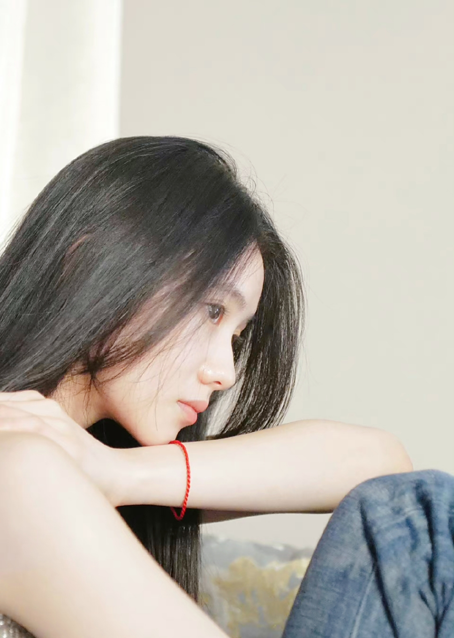 美女侧颜好迷人呐,爱了爱了 #刘浩存侧颜