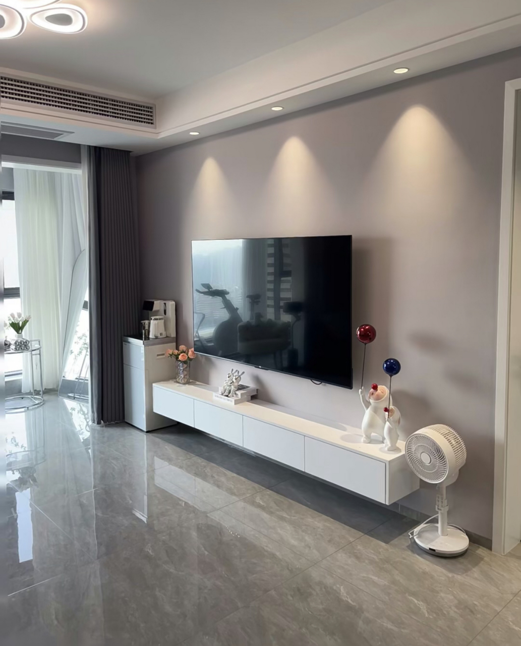 电视墙装修,真的不需要太复杂,刷纯色乳胶漆,装个悬空电视柜,做好插座