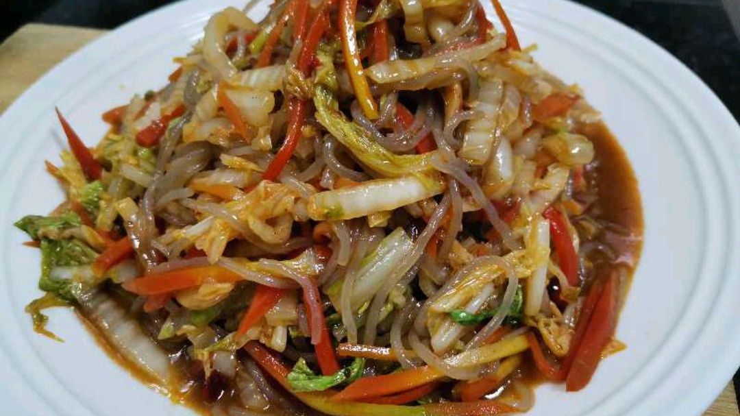 胡萝卜丝白菜和粉条,这样家常做,配上米饭就是好吃
