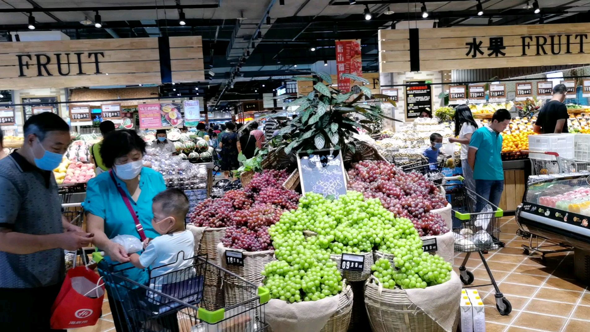 很多人说胖东来东西贵,看到蔬菜和水果区的细节,你感觉还贵吗?