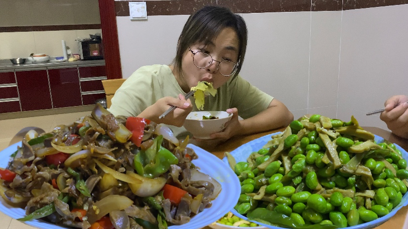 一盘辣椒炒鸡胗,一盘毛豆米炒香干,一碗米饭,这顿饭越吃越得劲