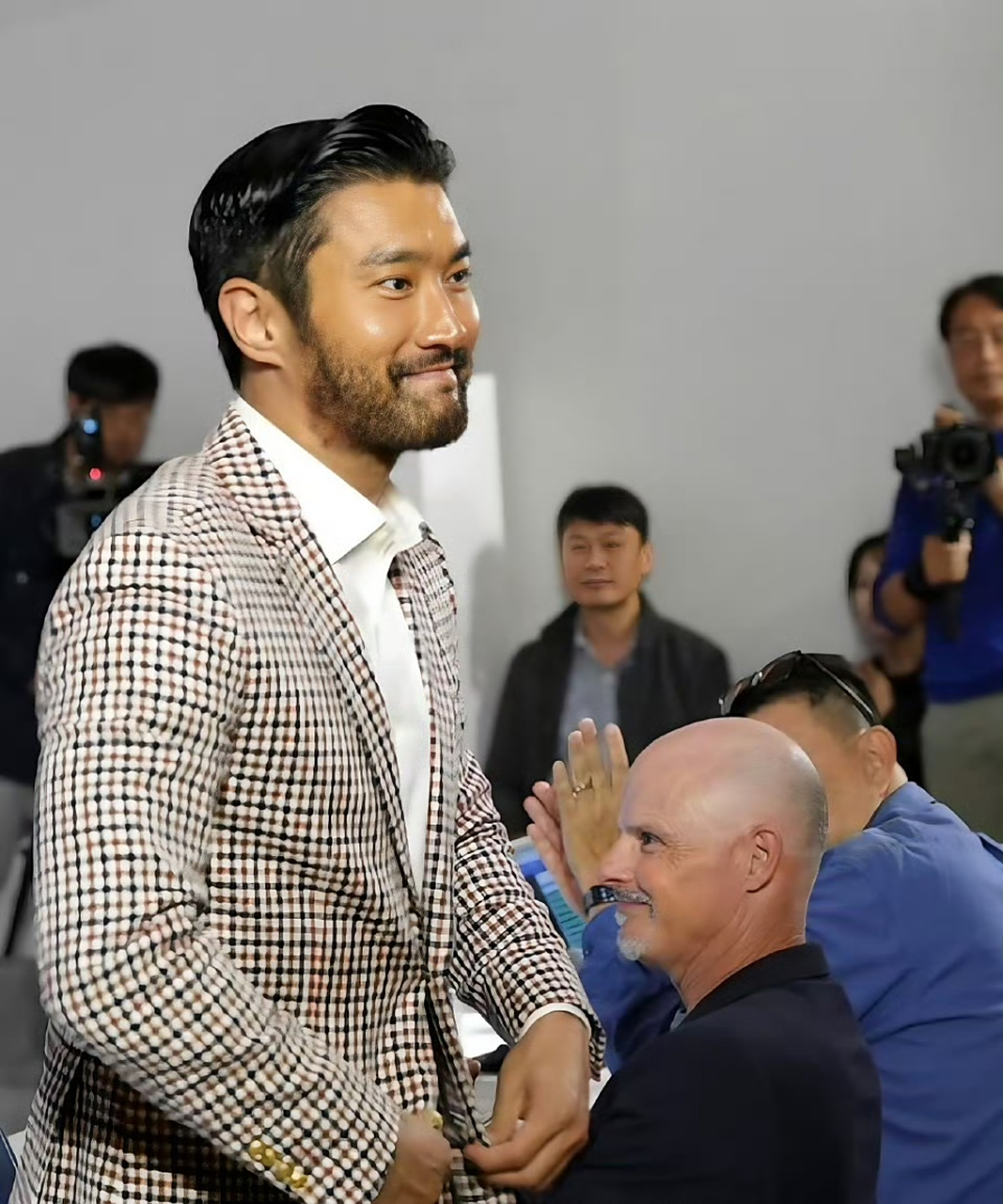 11月4日,崔始源以络腮胡造型亮相super junior18周年特别活动,大背头