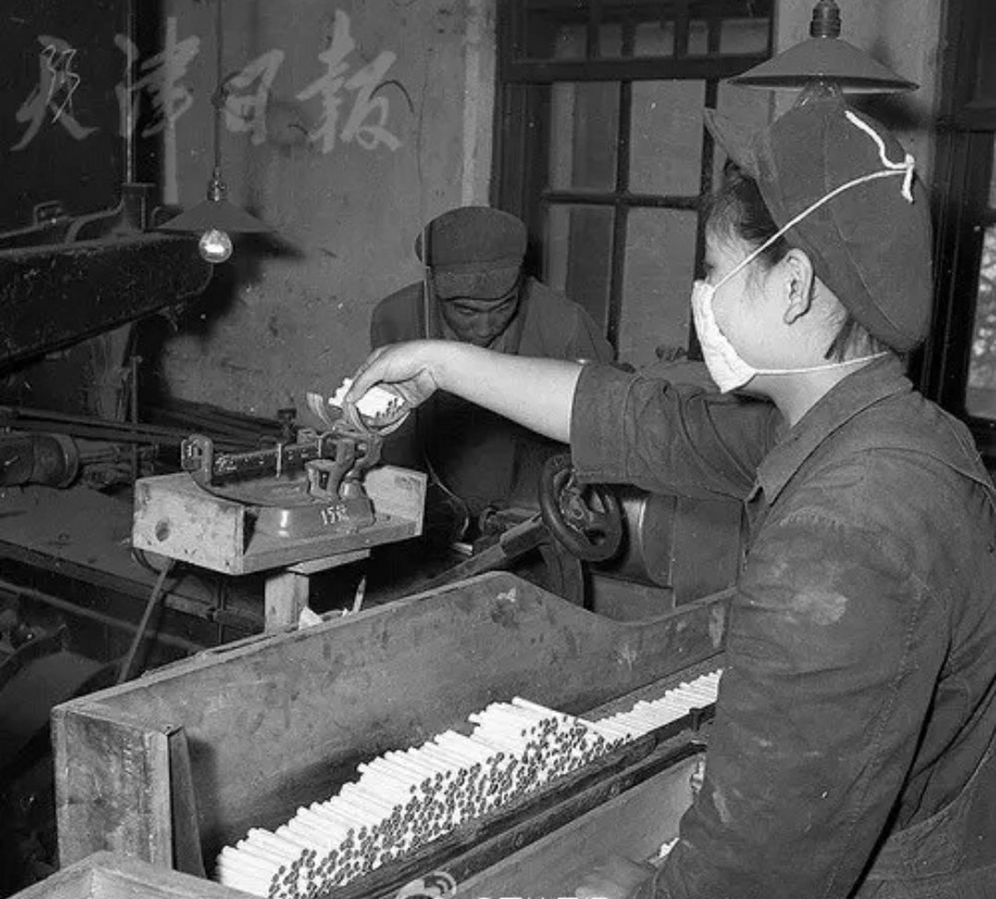 五十年代的天津卷烟厂,生产条件很简陋.