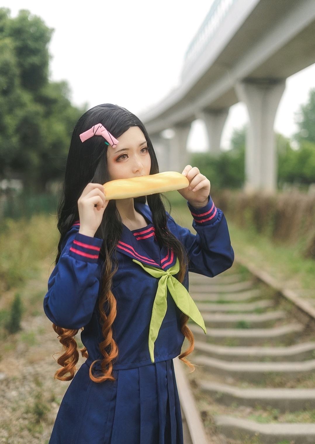 cosplay:口咬面包的灶门祢豆子,想要变成被她咬着的那根面包
