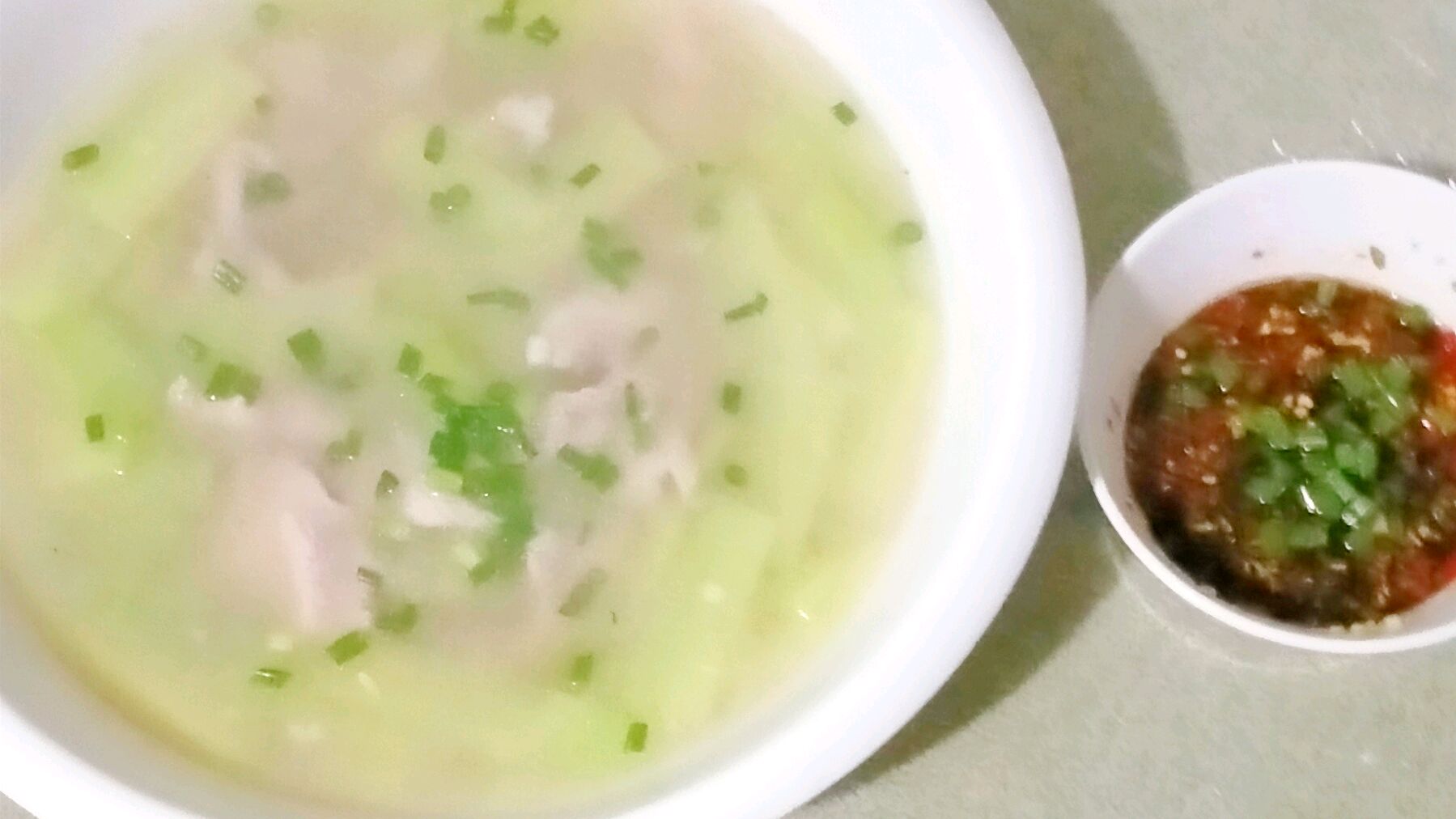 黄瓜肉片汤 汤鲜肉滑嫩 加上蘸水吃味道更棒