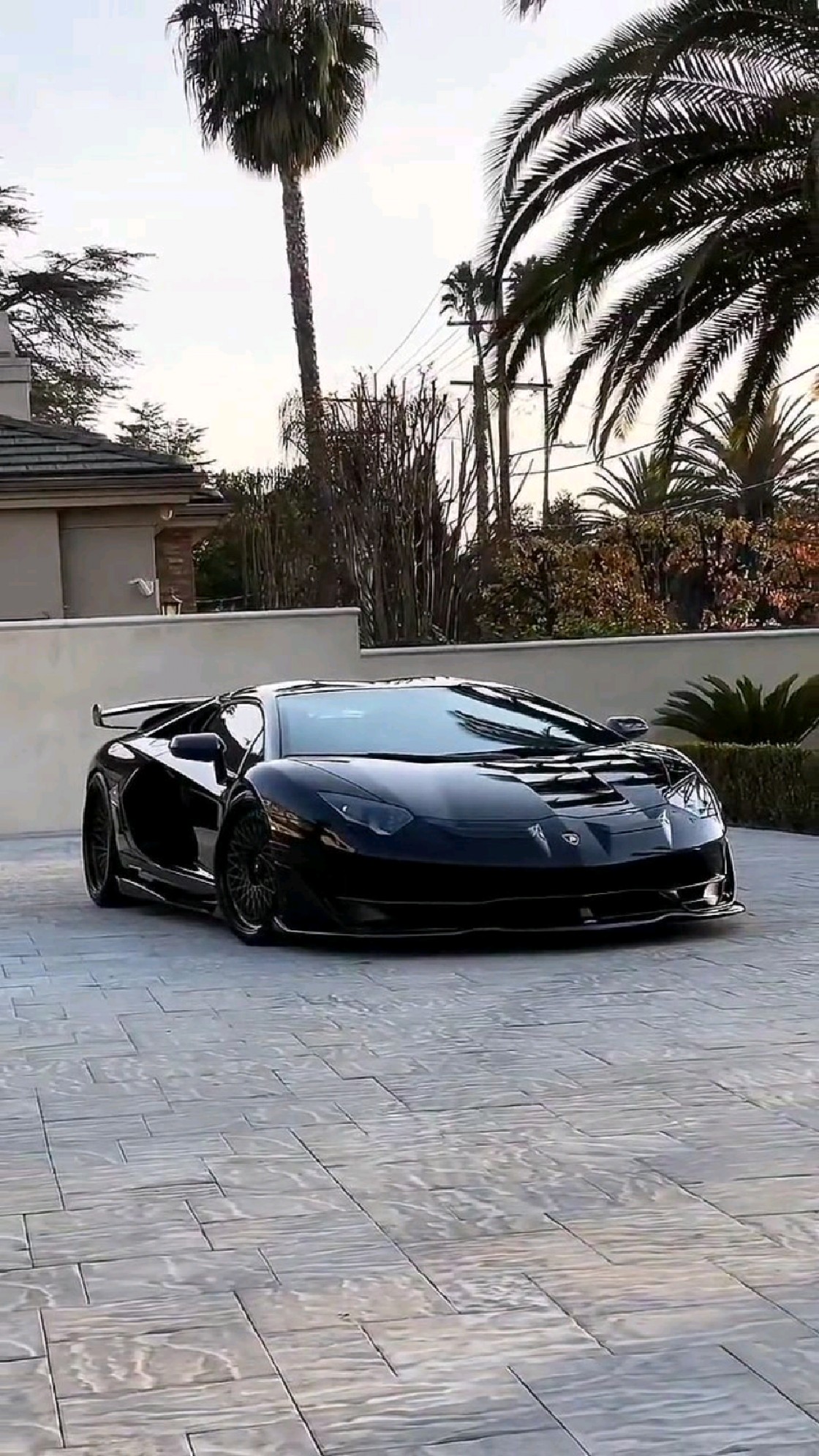 这是辆兰博基尼黑武士吗?车身,轮毂都全黑色的.