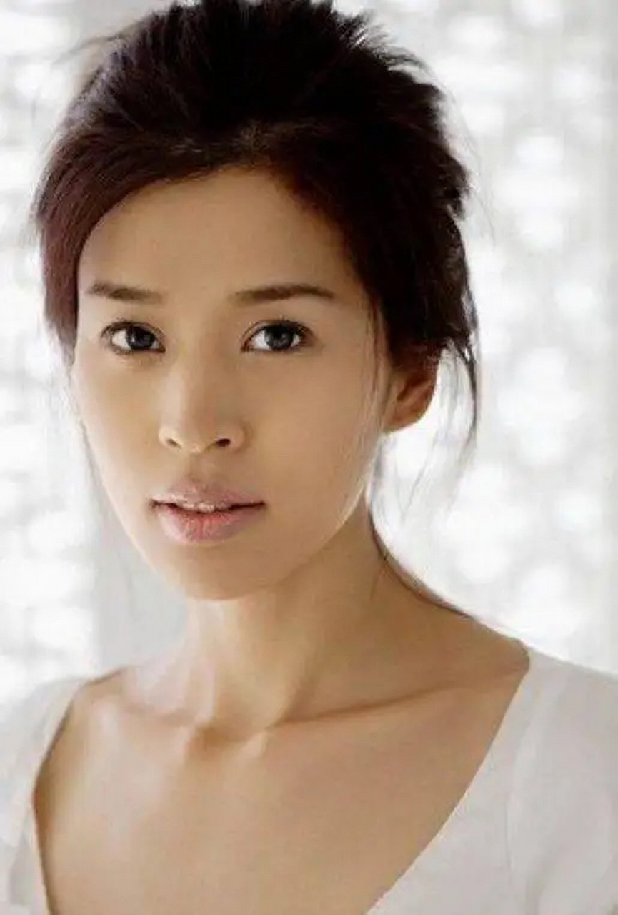 2001年,51岁的张艺谋和19岁的嫩模王海珍共进晚餐,但女方不胜酒力,回