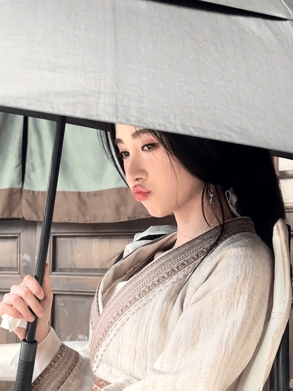 关晓彤古装撑伞vs鞠婧祎古装撑伞# 关晓彤鞠婧祎古装撑伞图96 同样