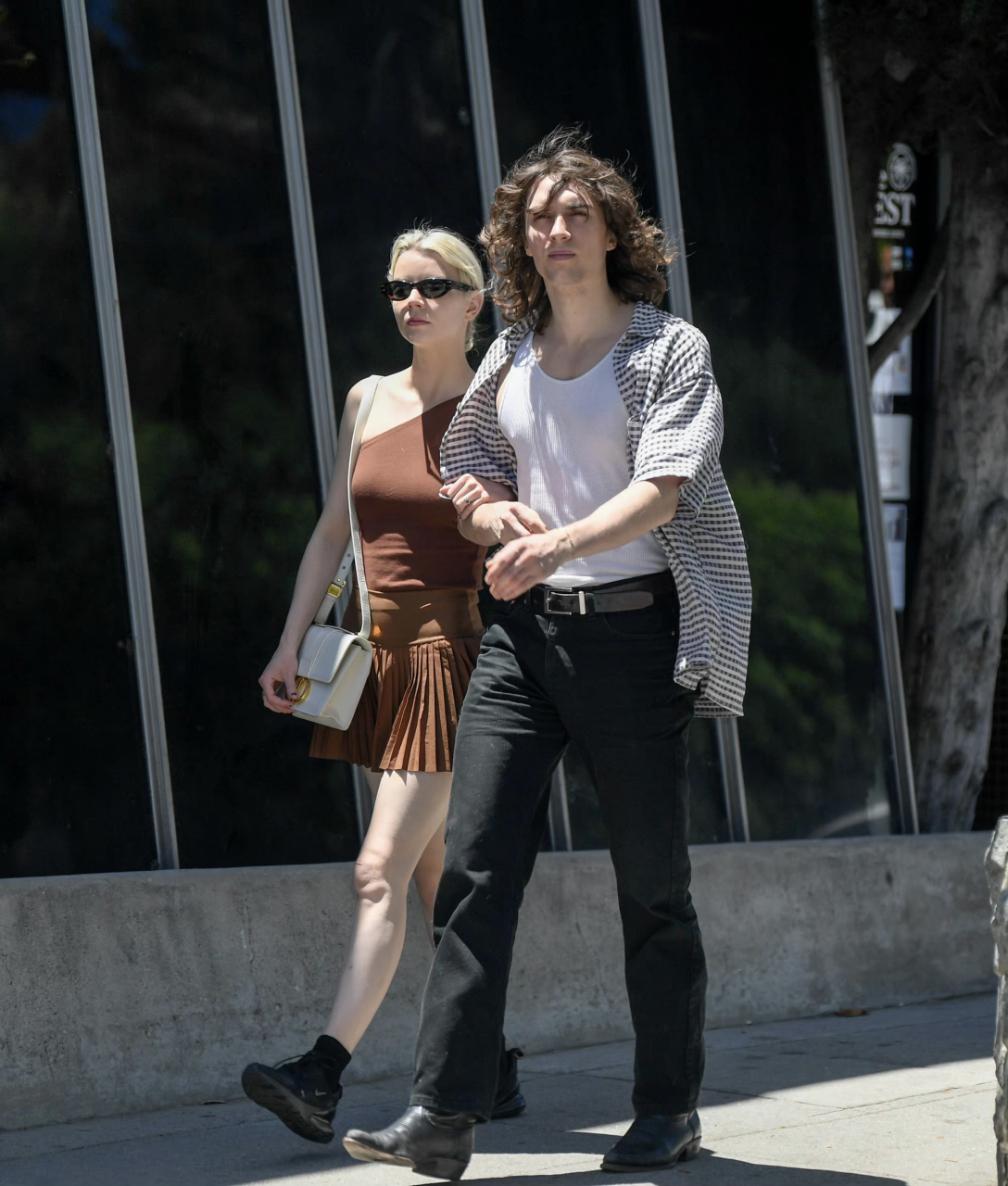 安雅anya taylor-joy和丈夫malcolm mcrae外出午餐街拍