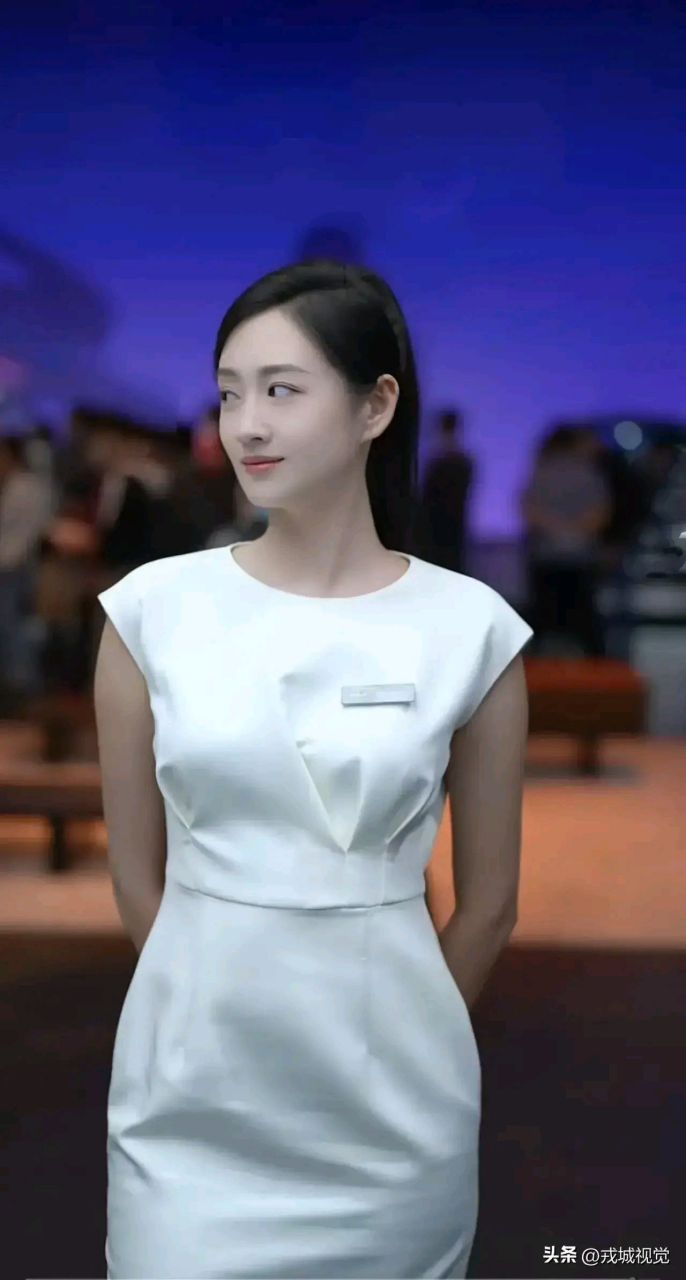 顾盼生姿,温婉书卷气,第一车模洪嘉悦