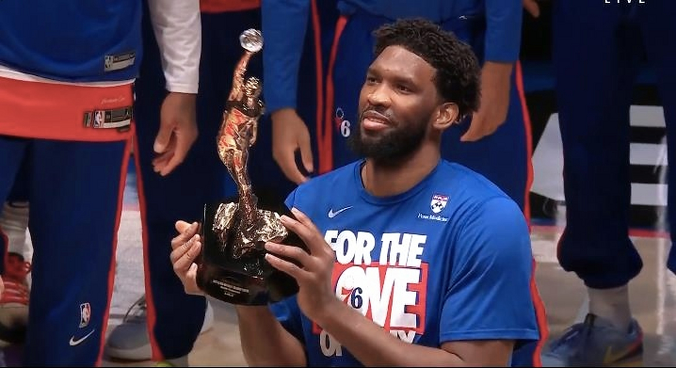 恩比德赛前领取mvp奖杯 抱着儿子潸然泪下  #nba# nba季后赛东部半