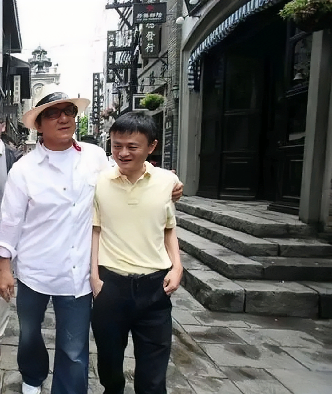 早年,成龙与马云的一张合照,谁是大哥谁是小弟,一目了然.