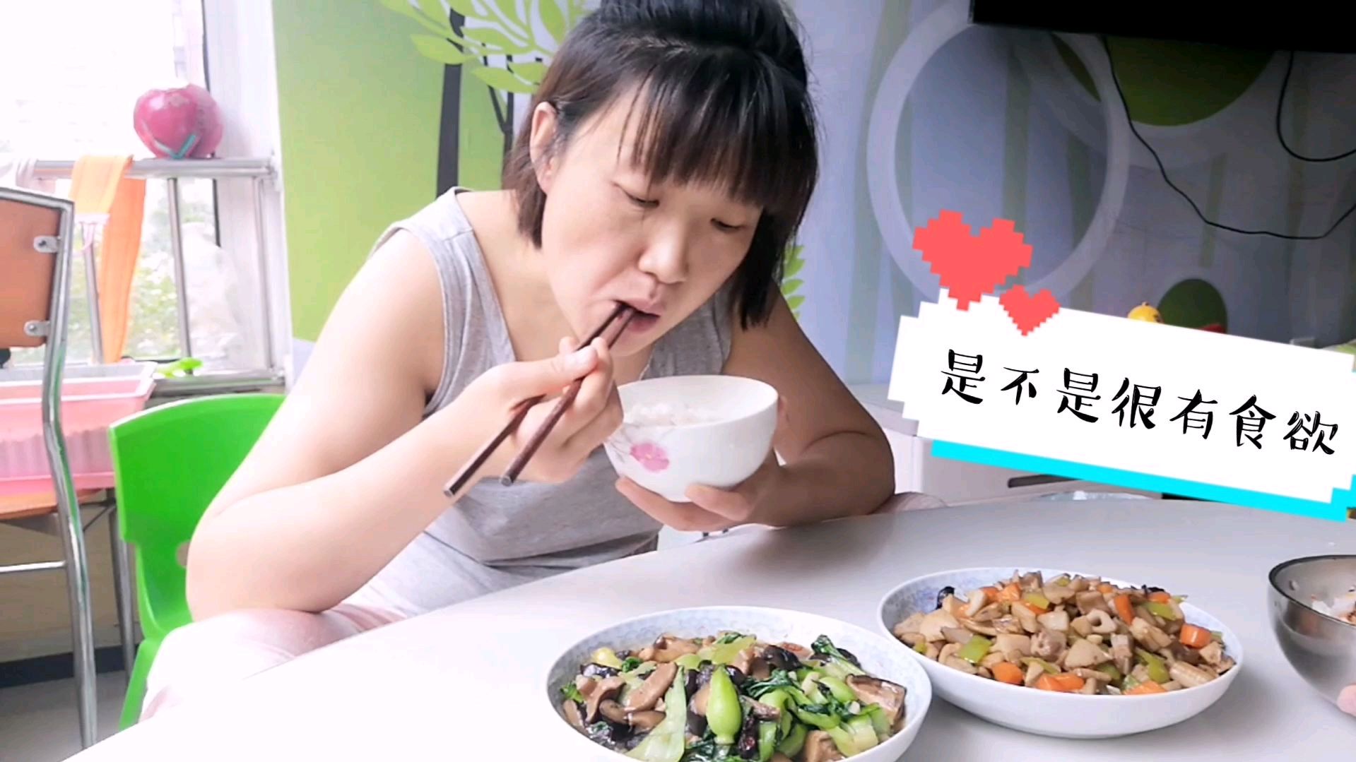 谁说没肉吃不下饭,叶子做素炒藕丁,香菇油菜,和儿子吃得饱饱的