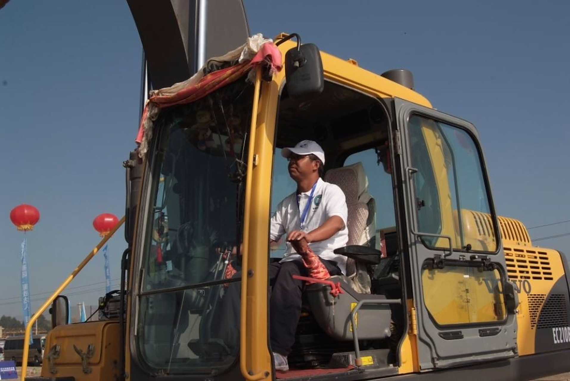 我一个同学做顶班司机月入20000元.比挖机老板赚的还多.