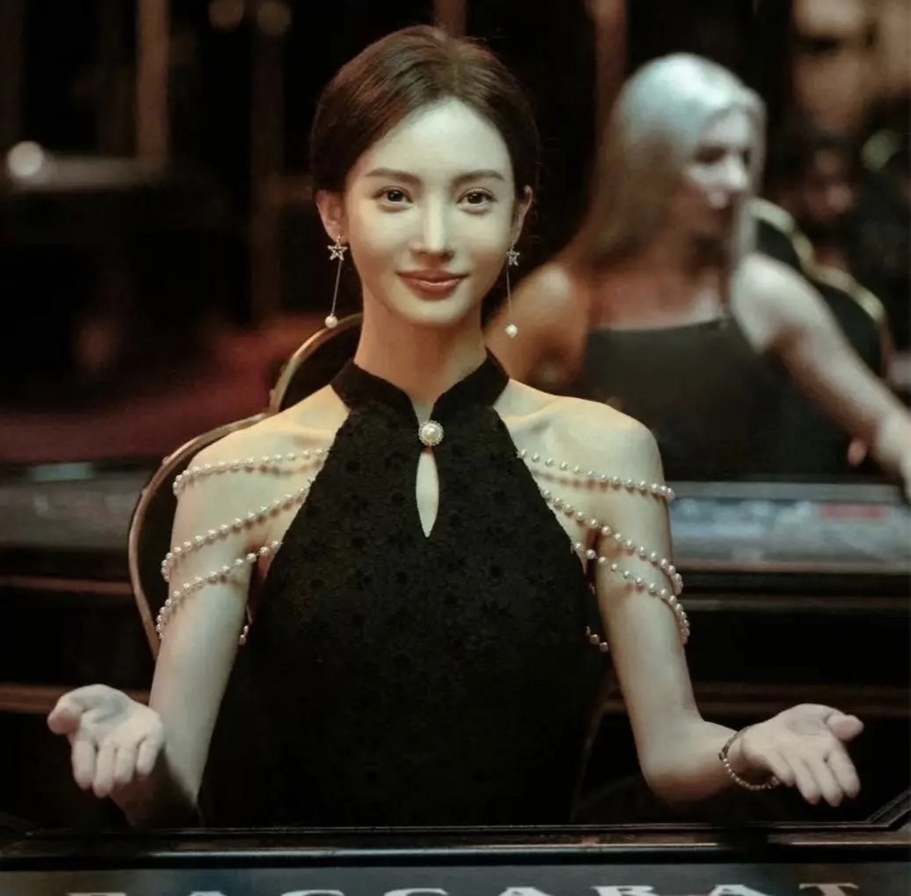 电影《孤注一掷》里边,金晨饰演的美女模特安娜,为了赚钱主动77被骗