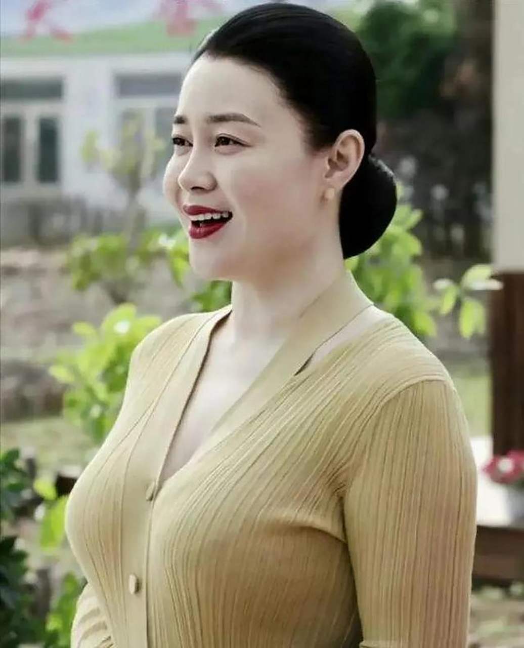 身材圆润,肤白貌美,笑容迷人的关婷娜(a)