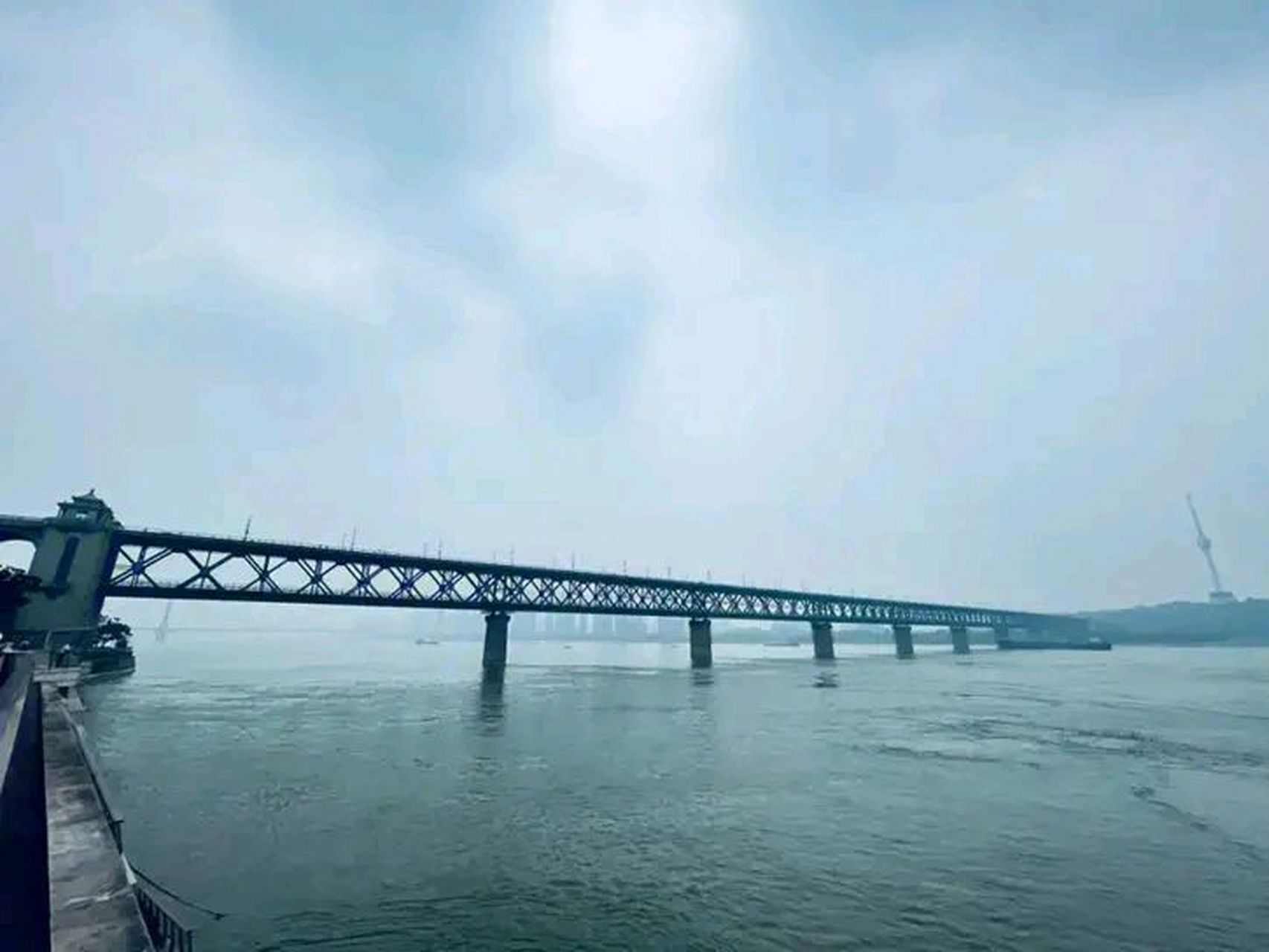 在新中国成立前,李文骥曾4次来到武汉长江边,参与大桥的选址筹建