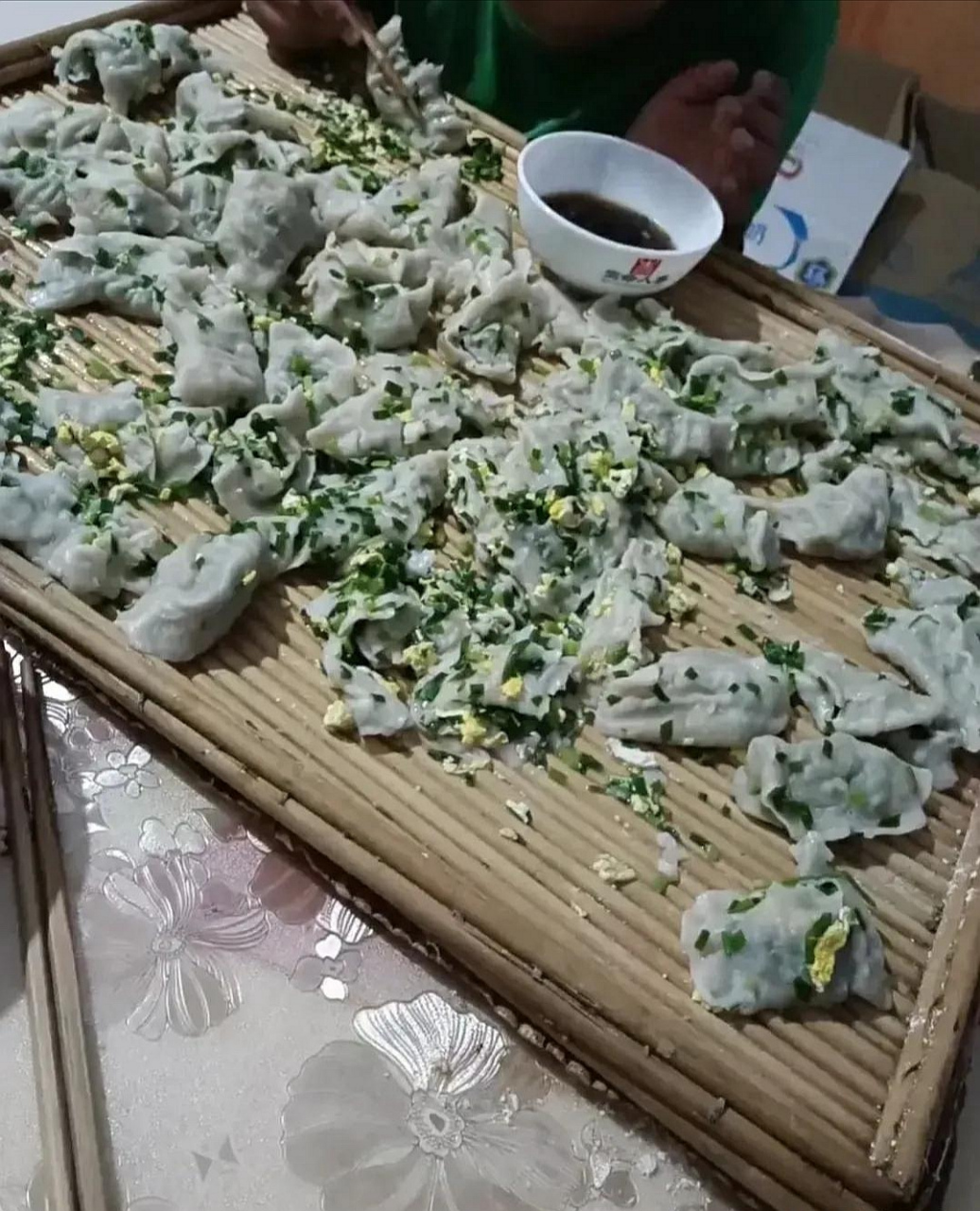 网友:饺子烂成这样,是饺子煮的散了,还是娃太挑食了呀?