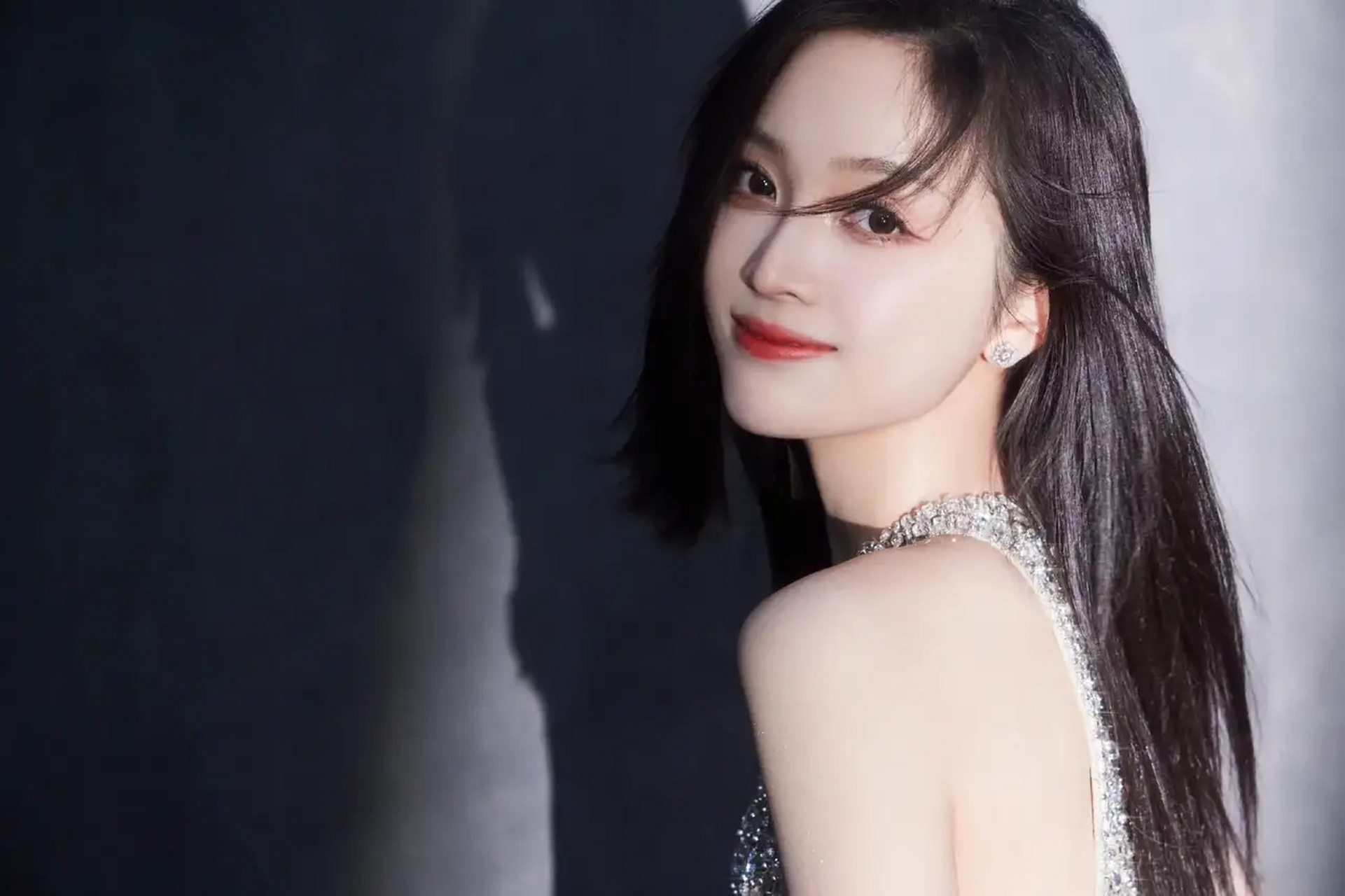 吴宣仪盛典look释出,一袭金色渐变钻石高定礼服裙,清丽雅致