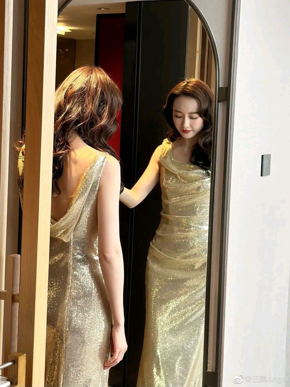 王鸥icon宅家玩自拍,一袭金黄色长裙亮相美出新高度!