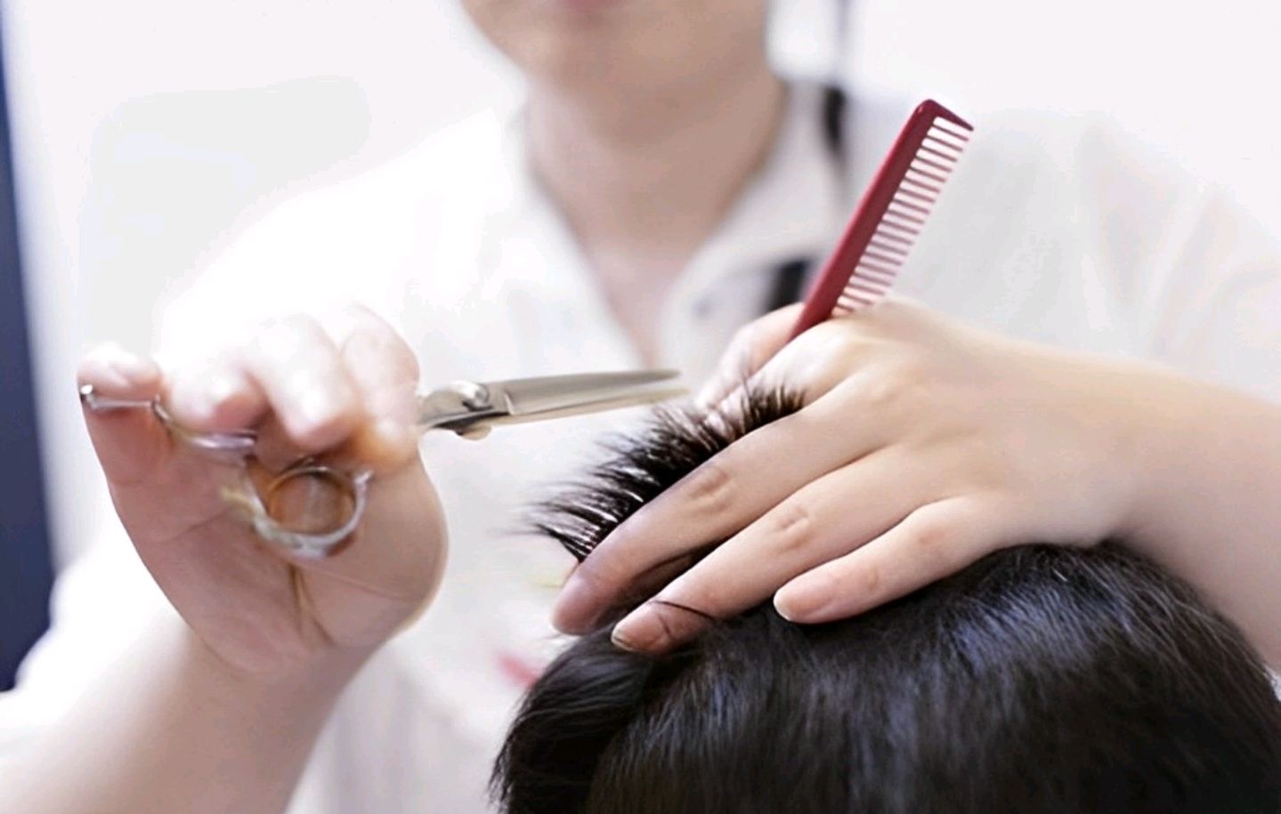 2014年,14岁的梁训走出大山参加《变形计》,如今现状如何