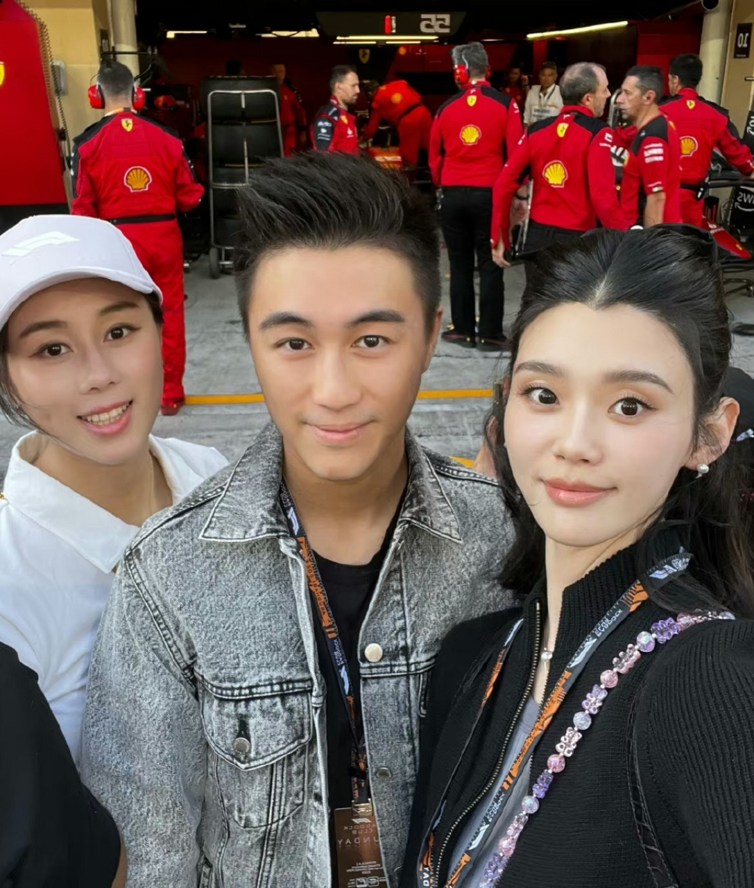 何猷君夫妇看比赛,妹妹何超欣跟着当电灯泡,奚梦瑶穿裙子出镜,腿细得