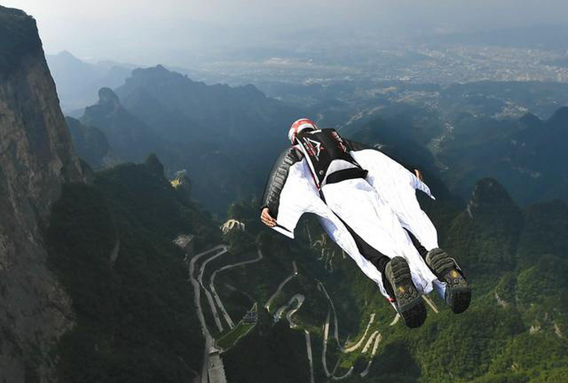 女大学生花费千万追求翼装飞行,最终却魂断天门山,真的值吗