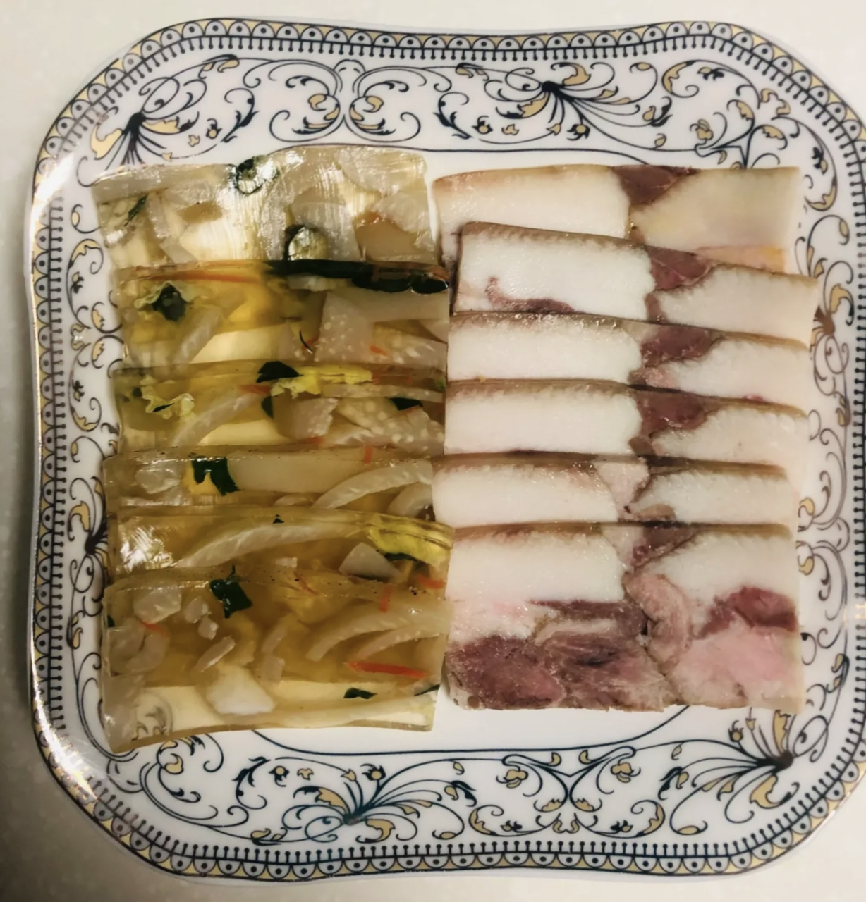 虽然媳妇这饭菜做的很精致,但是量不够多,都吃完也没有吃饱啊!