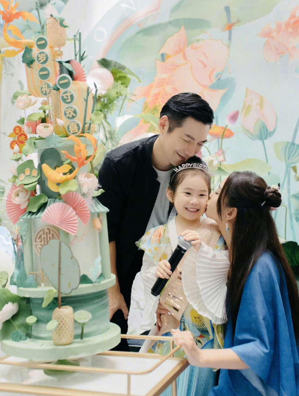 严屹宽女儿5岁生日宴好清雅,小肉肉穿着古装出场,给亲朋好友表演扇子